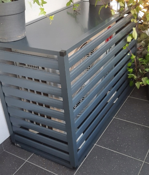 zabudowa klimatyzatora balkon nowoczesna maskownica antracyt ral7016 na wymiar Poznań