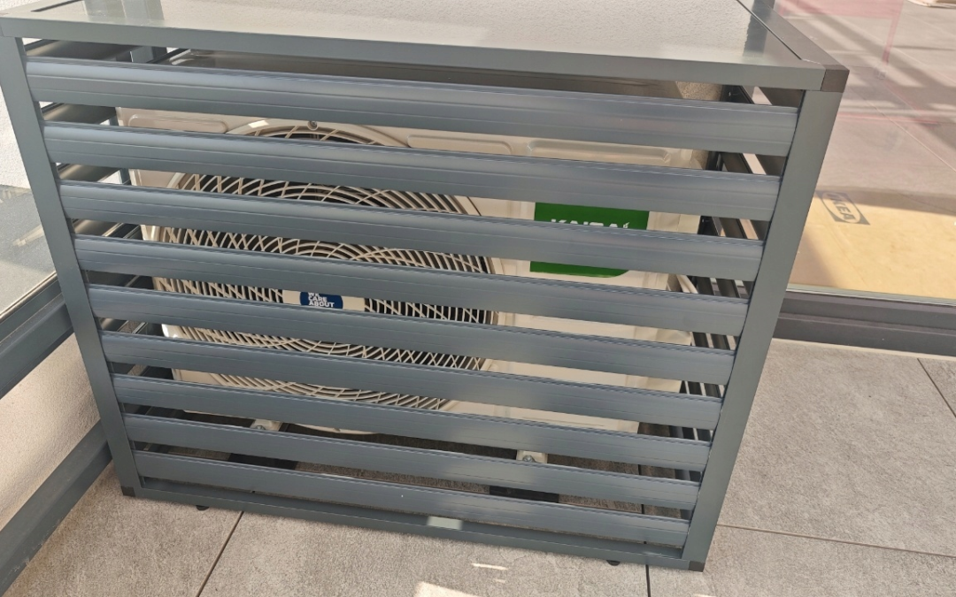 obudowa klimatyzacji na balkonie antracyt nowoczesna na wymiar Warszawa